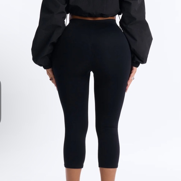 Fashion Nova Black Women's Capris - Picture 2 of 3